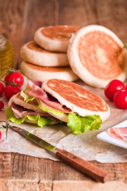 Jambon ve marul ile Tigella ekmek dolması. 