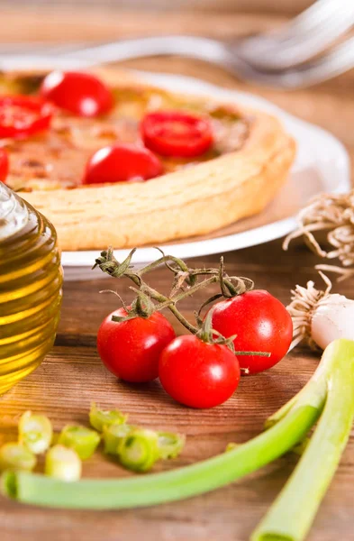 Pırasa ve domates salçası beyaz çanak üzerinde. 