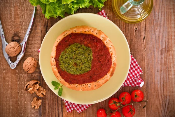 Calzone ceviz ve hindiba. — Stok fotoğraf