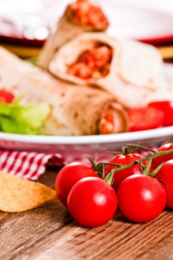 Tortilla tamamladı tavuk ve sebze ile. 