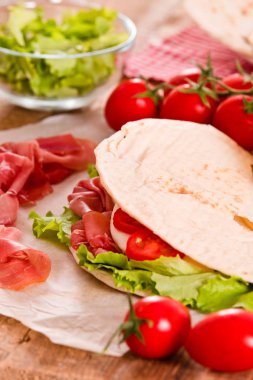 Jambon ve marul Piadina.