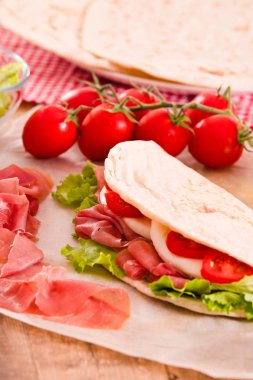 Jambon ve marul Piadina.