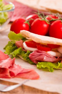 Jambon ve marul Piadina. 