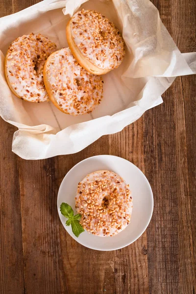 Donuts doces com polvilhas . — Fotografia de Stock