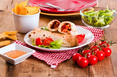 Tortilla tamamladı tavuk ve sebze ile. 