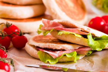 Jambon ve marul ile Tigella ekmek dolması. 