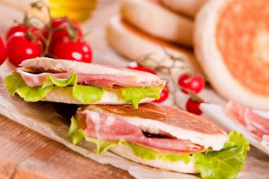 Jambon ve marul ile Tigella ekmek dolması. 