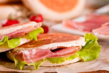 Jambon ve marul ile Tigella ekmek dolması. 