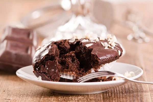 Choklad muffin på glas bricka. — Stockfoto