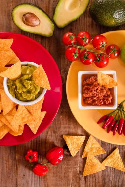 Guacamole ve nacho cips.