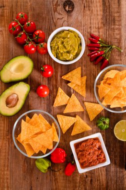 Guacamole ve nacho cips.