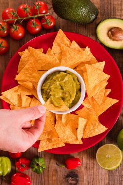 Guacamole ve nacho cips.