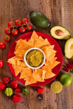 Guacamole ve nacho cips.