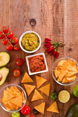 Guacamole ve nacho cips.