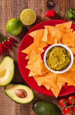 Guacamole ve nacho cips.