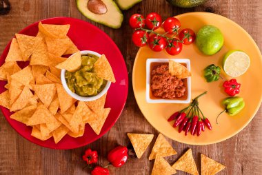 Guacamole ve nacho cips.
