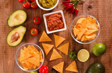 Guacamole ve nacho cips.