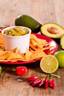 Guacamole ve nacho cips.