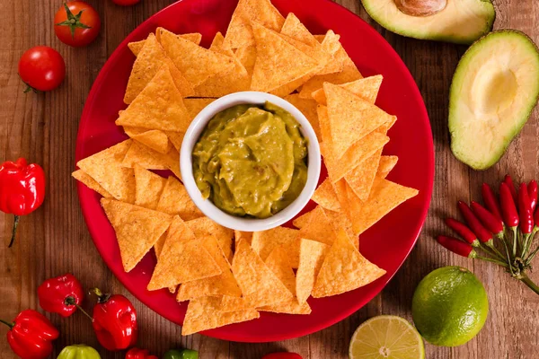 Guacamole ve nacho cips.