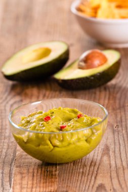 Guacamole daldırma ve nacho cips.