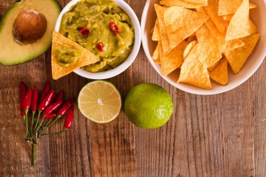 Guacamole daldırma ve nacho cips.
