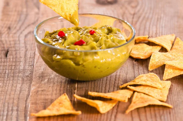 Guacamole daldırma ve nacho cips. — Stok fotoğraf