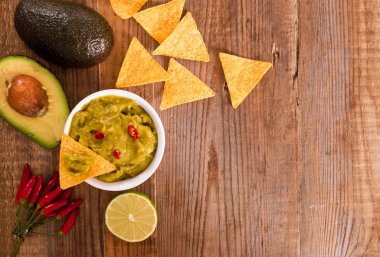 Guacamole daldırma ve nacho cips.
