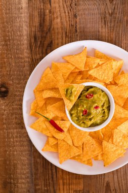 Guacamole daldırma ve nacho cips.