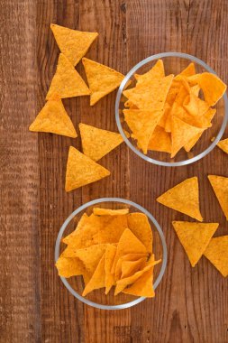 Nachos üzerinde cam kase. 