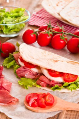 Jambon ve marul Piadina. 