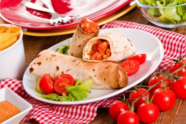 Tortilla tamamladı tavuk ve sebze ile. 