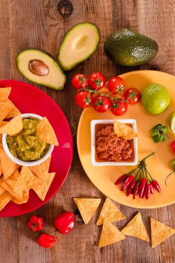 Guacamole daldırma ve nacho cips. 