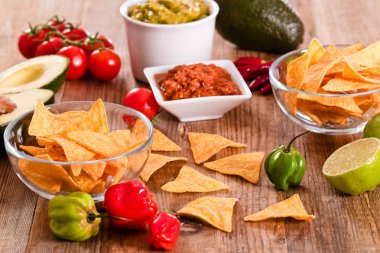 Guacamole daldırma ve nacho cips. 