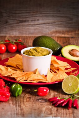 Guacamole daldırma ve nacho cips. 