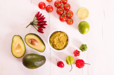 Üzerinde beyaz kase guacamole DIP. 