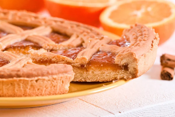 Marmeladentorte auf Holztisch. — Stockfoto