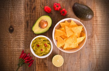 Guacamole daldırma ve nacho cips. 