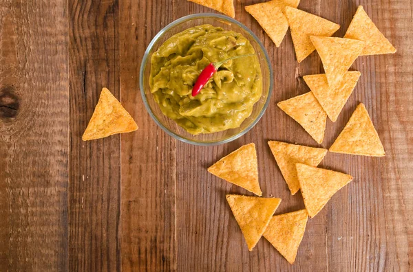 Guacamole dip a nacho chips. — Stock fotografie