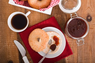 Susamlı simit beyaz çanak üzerinde. 