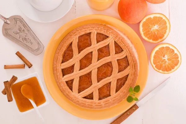 Jam tart on yellow dish. — Stock Photo, Image