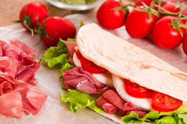 Jambon ve marul Piadina. 