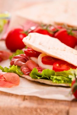 Jambon ve marul Piadina. 