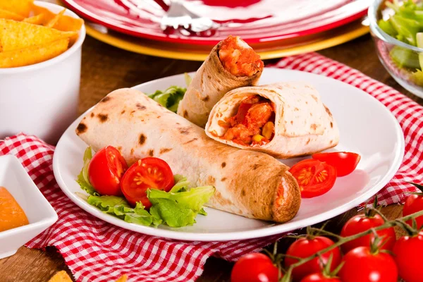 Tortilla wraps med kyckling och grönsaker. — Stockfoto