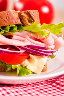 Sandviç ekmeği beyaz çanak üzerinde.