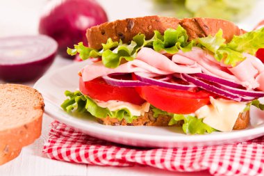 Sandviç ekmeği beyaz çanak üzerinde.