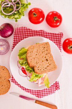 Sandviç ekmeği beyaz çanak üzerinde.