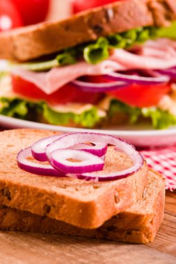 Sandviç ekmeği beyaz çanak üzerinde.