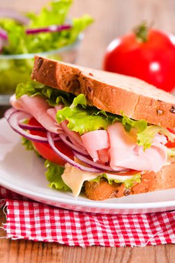 Sandviç ekmeği beyaz çanak üzerinde.