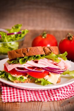 Sandviç ekmeği beyaz çanak üzerinde.