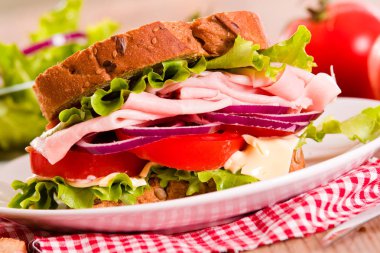 Sandviç ekmeği beyaz çanak üzerinde.